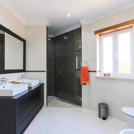 Ferrel Sleeps 6 With Pool And Air Con *