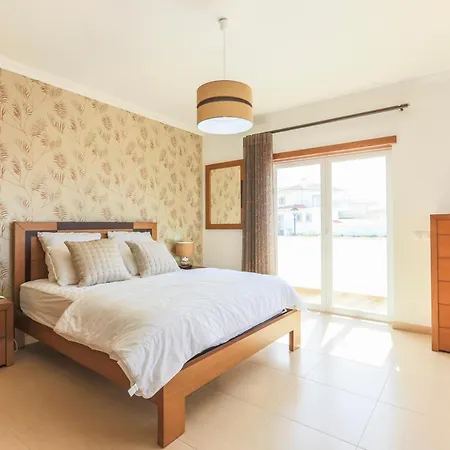 Ferrel Sleeps 6 With Pool And Air Con *