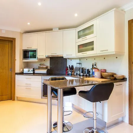 Ferrel Sleeps 6 With Pool And Air Con