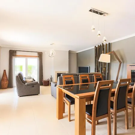 Ferrel Sleeps 6 With Pool And Air Con Villa *